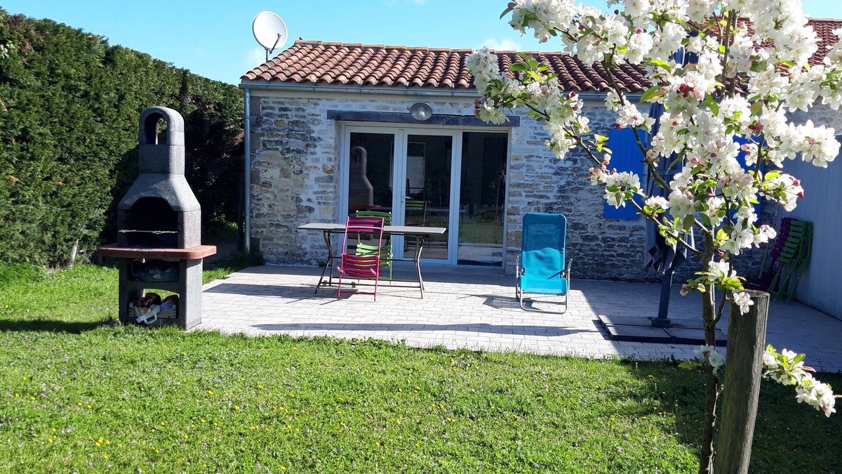 Saint-Georges-d'Oleron House | Country stone house 10 minutes by bike from the great beaches of Oléron