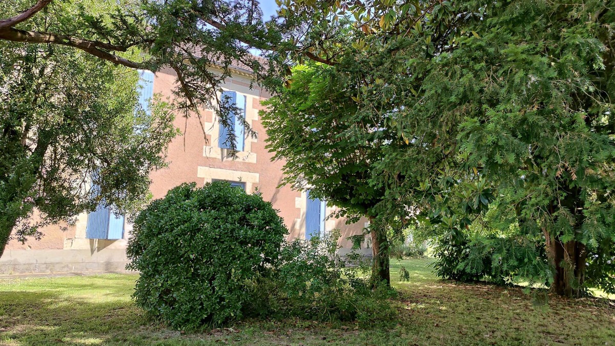 Sainte-Maure-de-Peyriac Cottage | Country house with wooded garden in the heart of a village