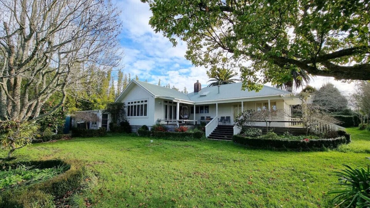 Taupaki House | Country Garden Oasis with Parking and Wi-Fi