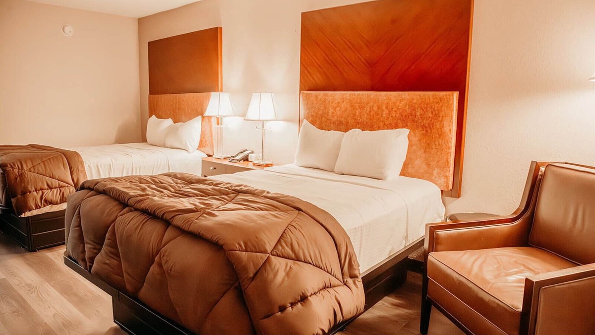 Benton Hotel | Country Garden & Suites