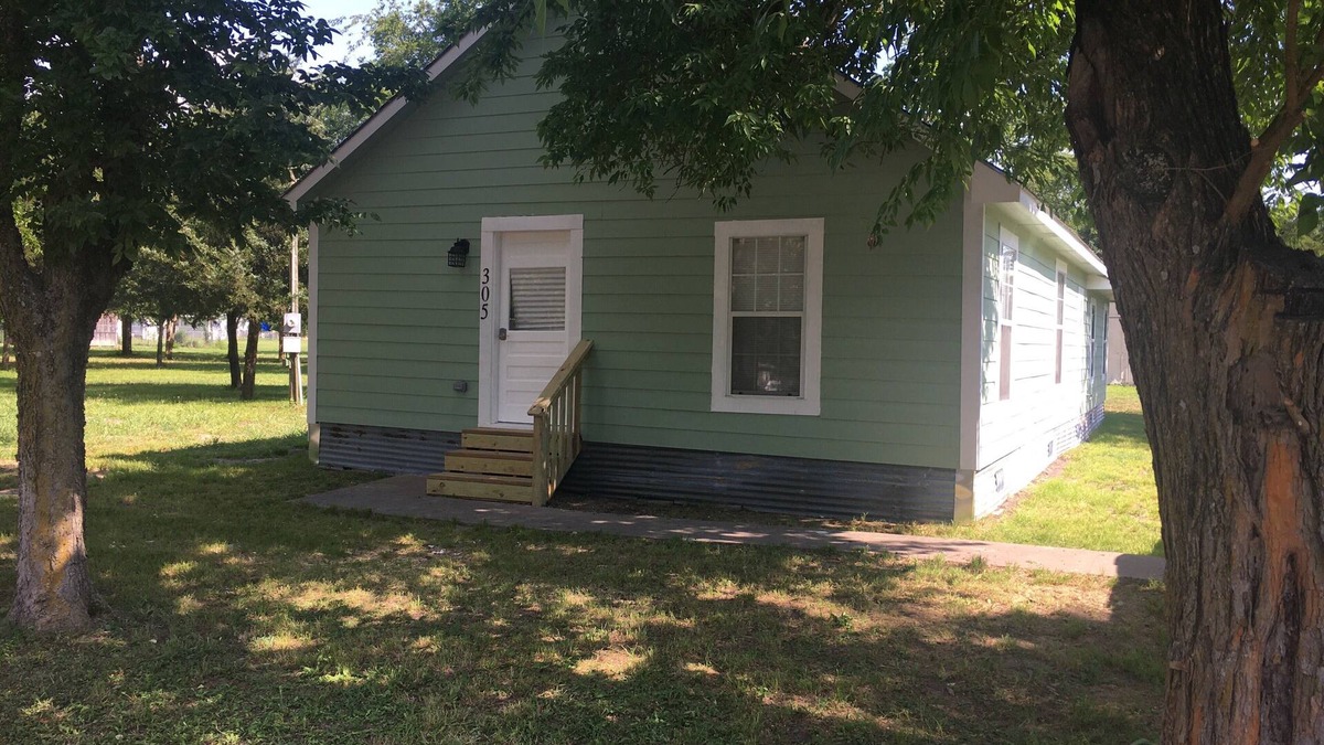 Lone Oak House | Country Getaway for Work or Play 5 miles from Wind Point Park
