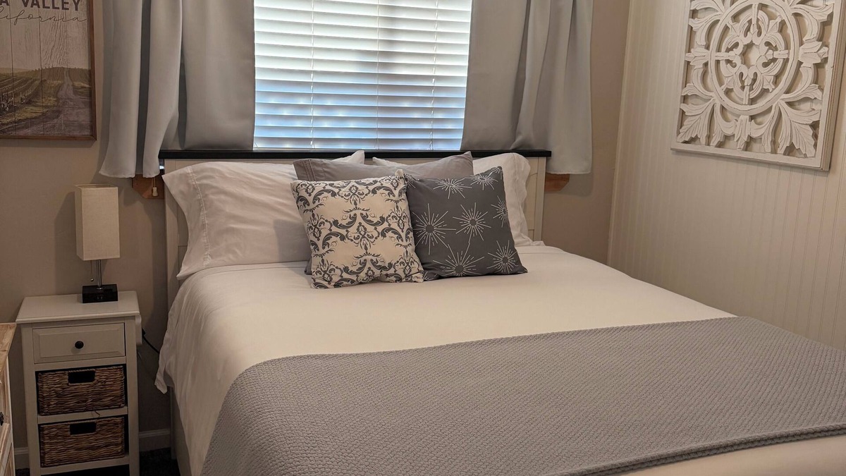 Woodland Cottage | Country Getaway Full Kitchen Near SMF and UC Davis Campus
