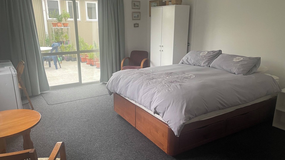 Arundel Apartment | Country Getaway - Studio room with Ensuite in seven-acre landscaped gardens.