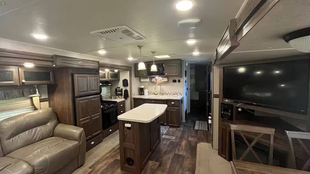 Nampa Apartment | Country Glamper fireplace hot tub cold plunge