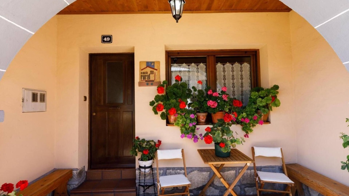 San Leonardo de Yague House | Country House 'Laguna Negra 49' with Private Terrace, Balcony and Wi-Fi