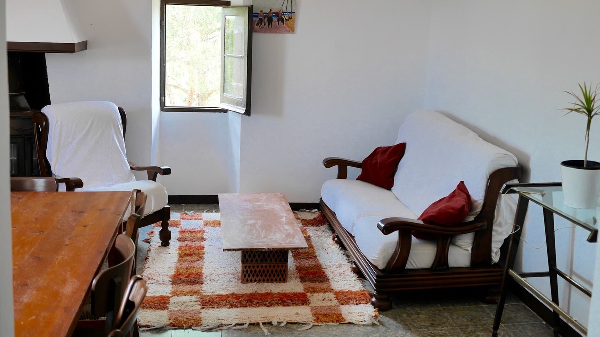 Sant Climent Sescebes House | Country house between sea and mountains