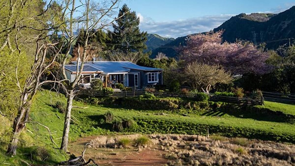 Tiniroto Cottage | Country hide away cottage in a picturesque stunning rural area.