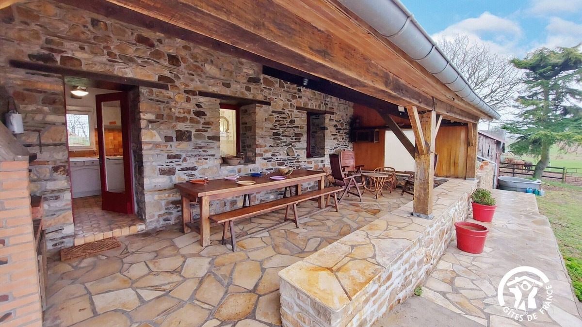 Saint-Aignan-sur-Roe Cottage | Country house with terrace and fireplace, accessible for PRM, near water activities