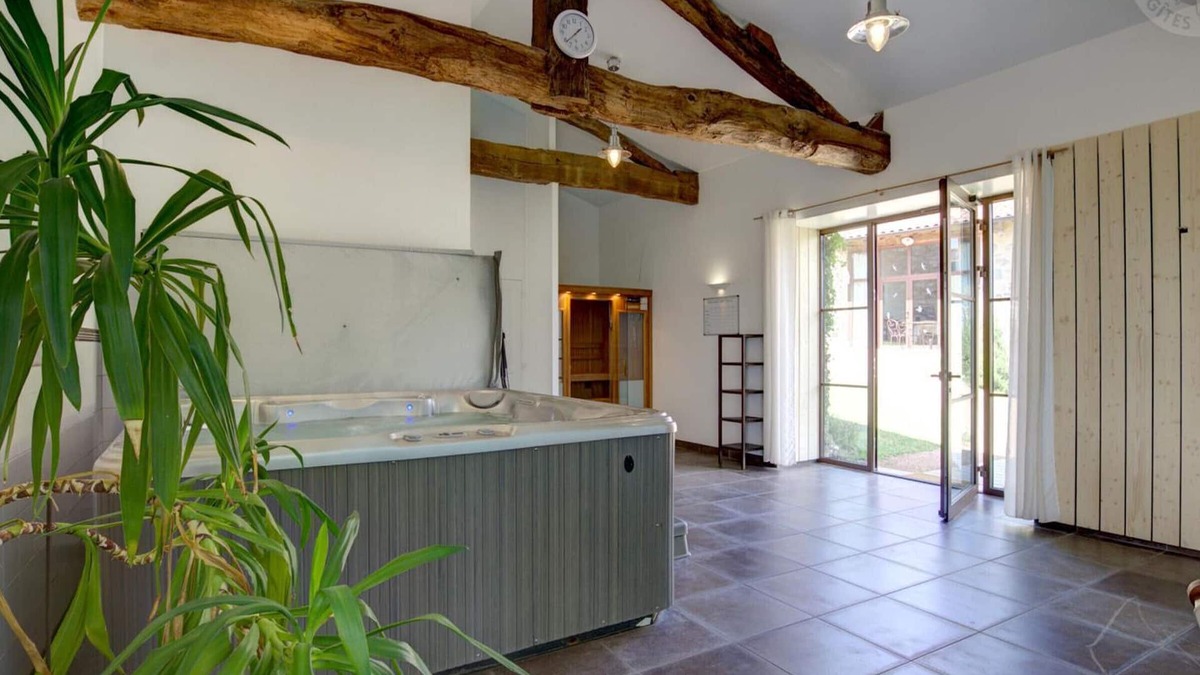 Saint-Just-la-Pendue Cottage | Country house with Jacuzzi, Sauna, Wi-Fi, and private garden