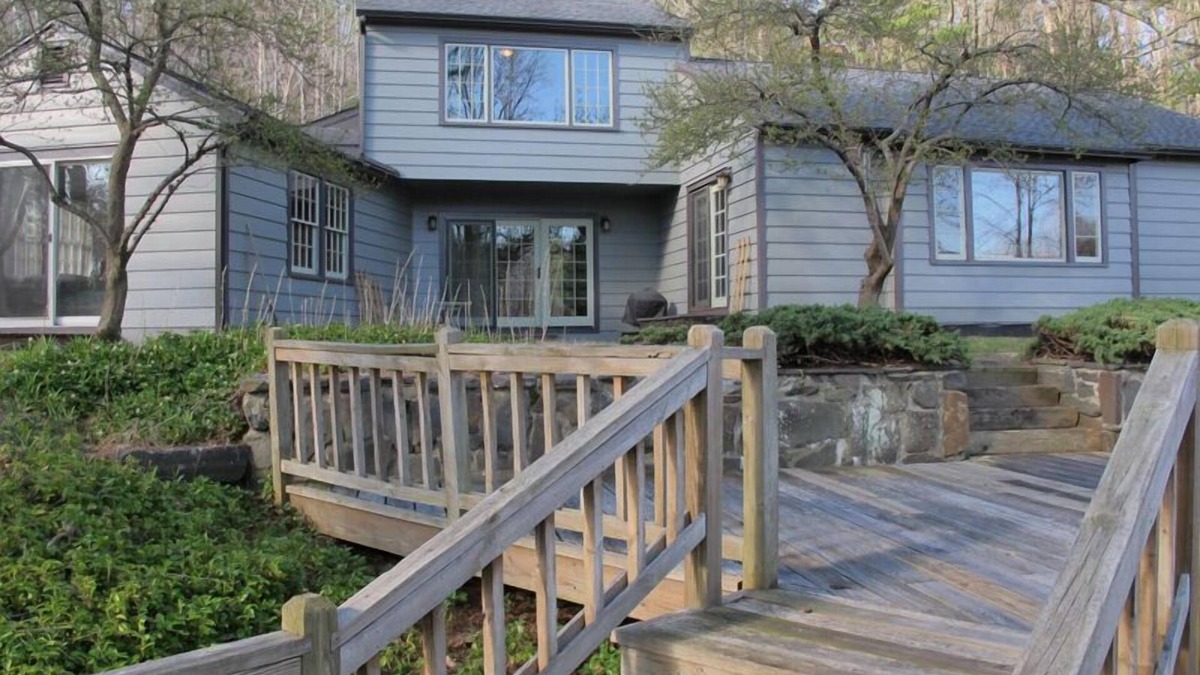 Woodstock House | COUNTRY HOME Fenced Backyard, 1 mi. to Town, Kids & Dogs OK!