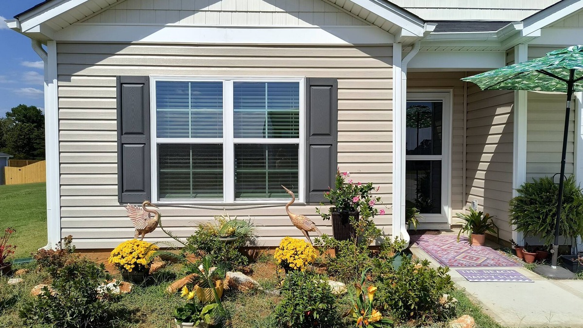 Welcome House | Country home , mile from Winery- custom design features, acre of peace & quiet!