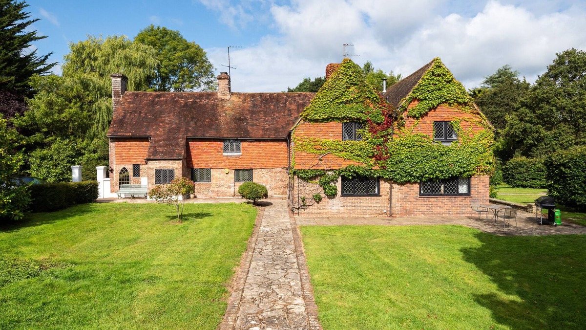 Upper Dicker House | Country Home +Tennis Court+ Hot Tub + EV Charger
