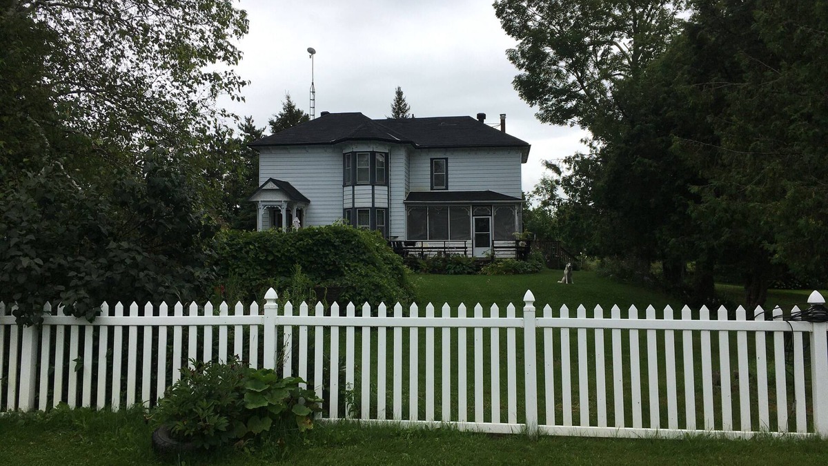 Rideau Lakes House | country home with pool located in the heart of Rideau Lakes