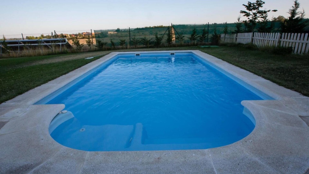 Santovenia de la Valdoncina House | Country House 'El Barreal' with Private Pool, Private Garden and Wi-Fi