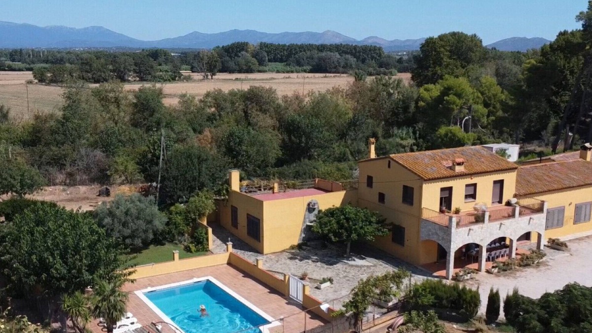 Perelada House | Country House 'Les Cabretes Vilanova De La Muga' with Mountain View, Wi-Fi and Air Conditioning