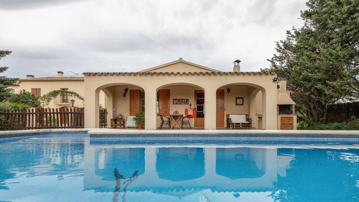 San Martin Sarroca Cottage | Country House 'Casa Rural Amb Piscina I Jardí' with Private Pool, Wi-Fi and Air Conditioning