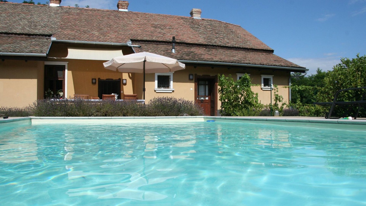 Tiszaszentimre Villa | Country house, 8 people. Private parking, swimming pool and large private garden. At Lake Tisza.