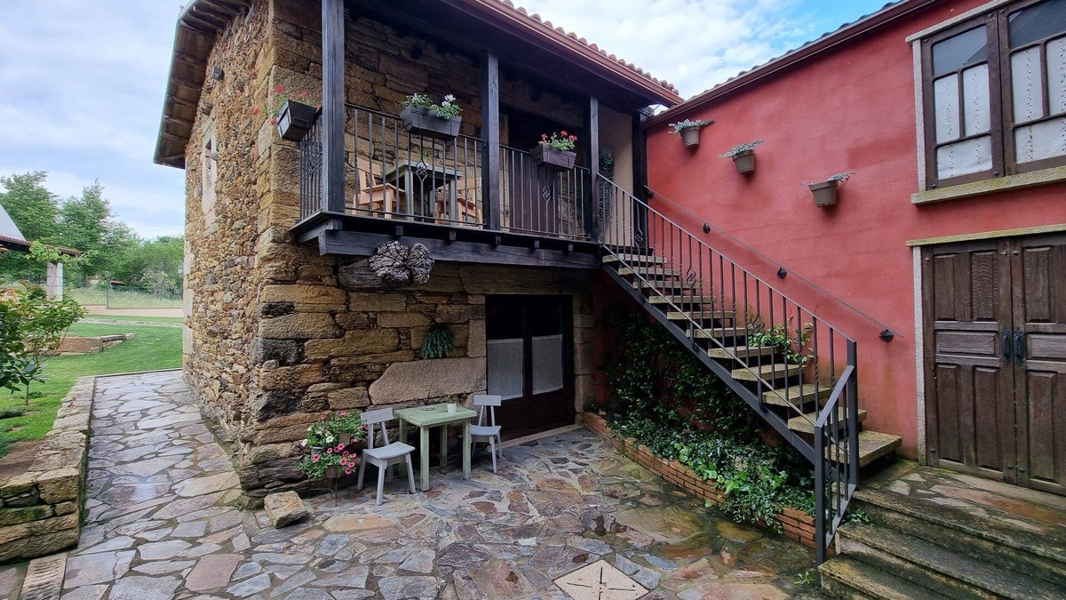 Pepin House | Country House 'Aldea Rural A Cortiña Apartamento 1' with Mountain View, Shared Pool and Wi-Fi