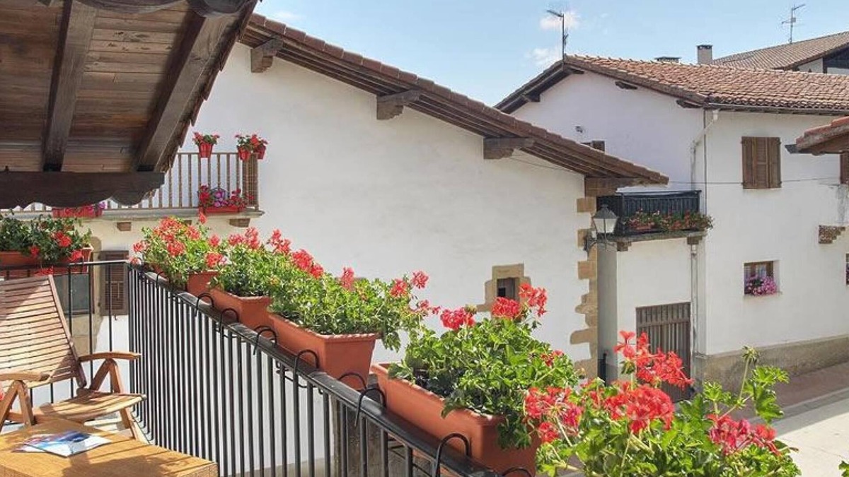 Iraizotz House | Country House 'Apartamento Ll' with Mountain View, Balcony and Wi-Fi