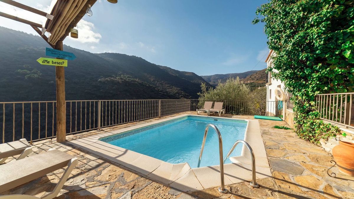 Laroya House | Country House 'C´antonia Y Manuel' with Mountain View, Wi-Fi and Air Conditioning