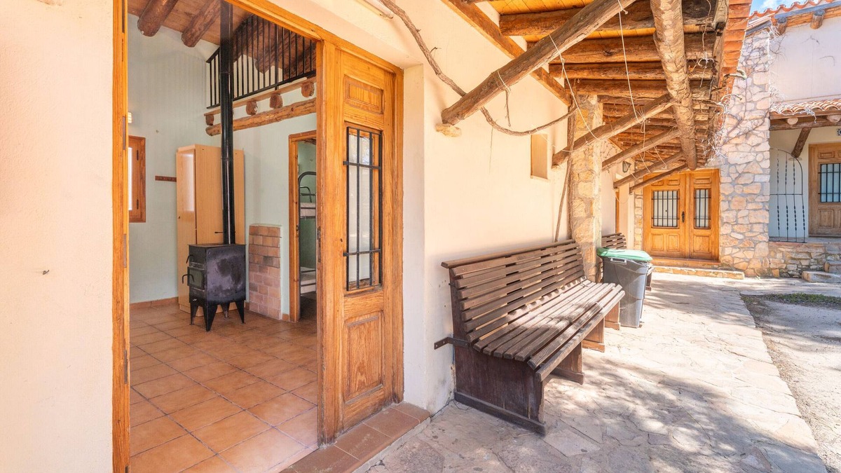 Sinarcas Cabin | Country House 'Cabañas Rusticas 3' with Mountain View, Shared Pool and Wi-Fi
