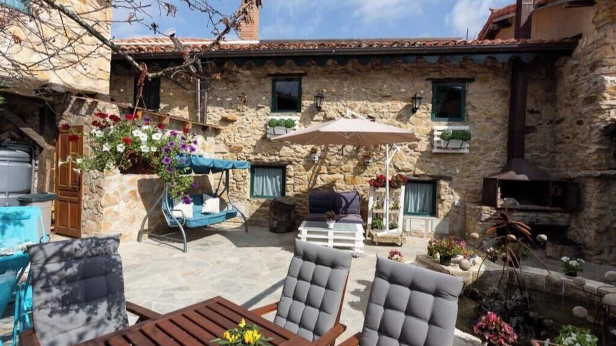 Revelillas House | Country House 'Casa Del Valle Perdido 2' with Mountain View, Shared Terrace and Wi-Fi