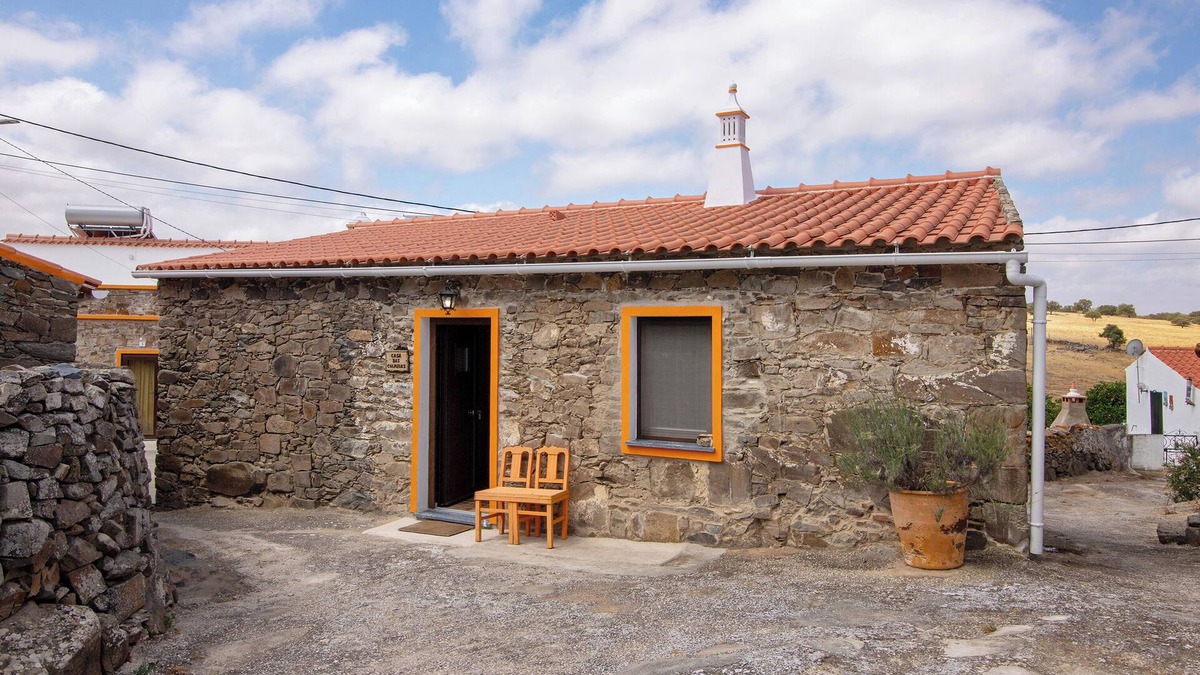 Gioes House | Country House 'Casa Das Colmeias' with Mountain View, Wi-Fi and Air Conditioning