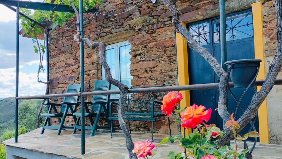 Torre de Moncorvo House | Country House 'Casa De Canelas - Refugio Terroir' with Mountain View, Wi-Fi and Air Conditioning