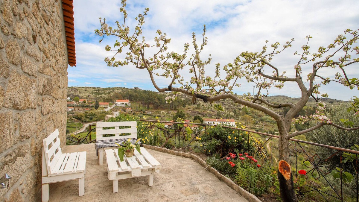 Sortelha House | Country House 'Casa Do Avô - Alojamento Sortelha' with Private Garden, Wi-Fi and Air Conditioning