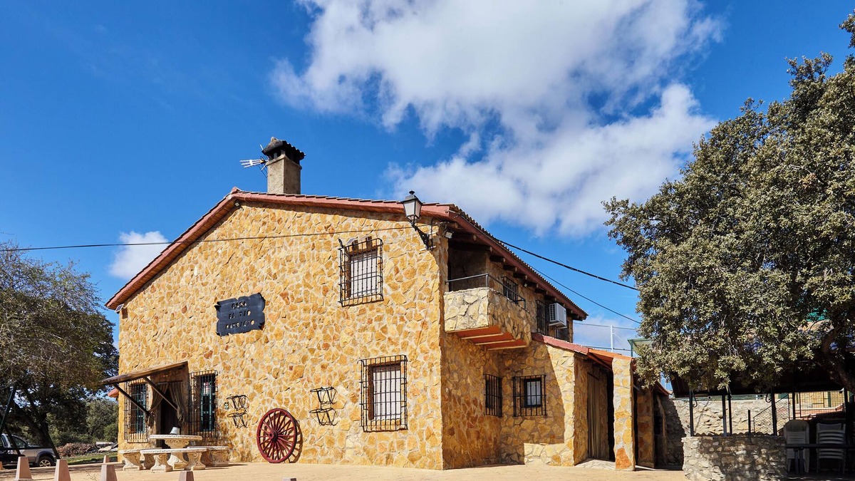 Montillana House | Country House 'Casa El Tío Patricio' with Lake View, Private Pool and Wi-Fi