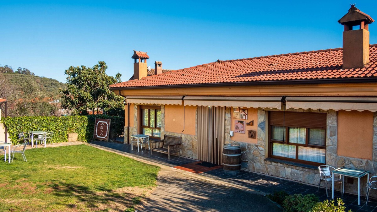 Sotoserrano House | Country House 'Casa Rural Arroal I' with Mountain View, Wi-Fi and Air Conditioning