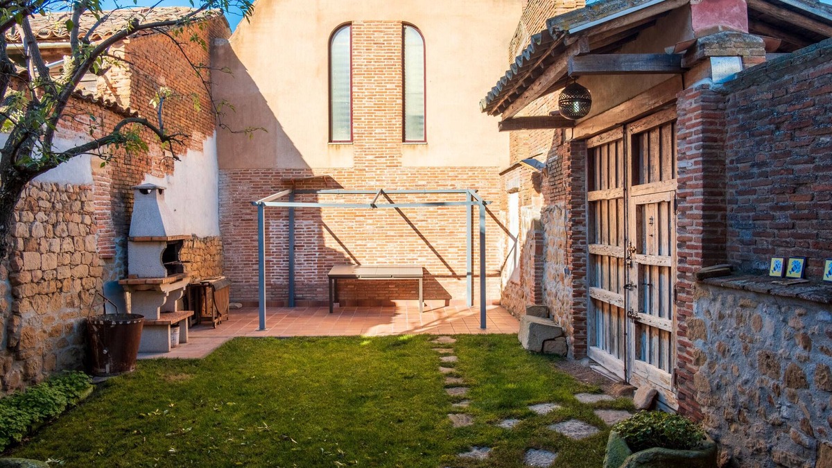 La Velles House | Country House 'Casa Rural El Saúco' with Private Garden and Balcony