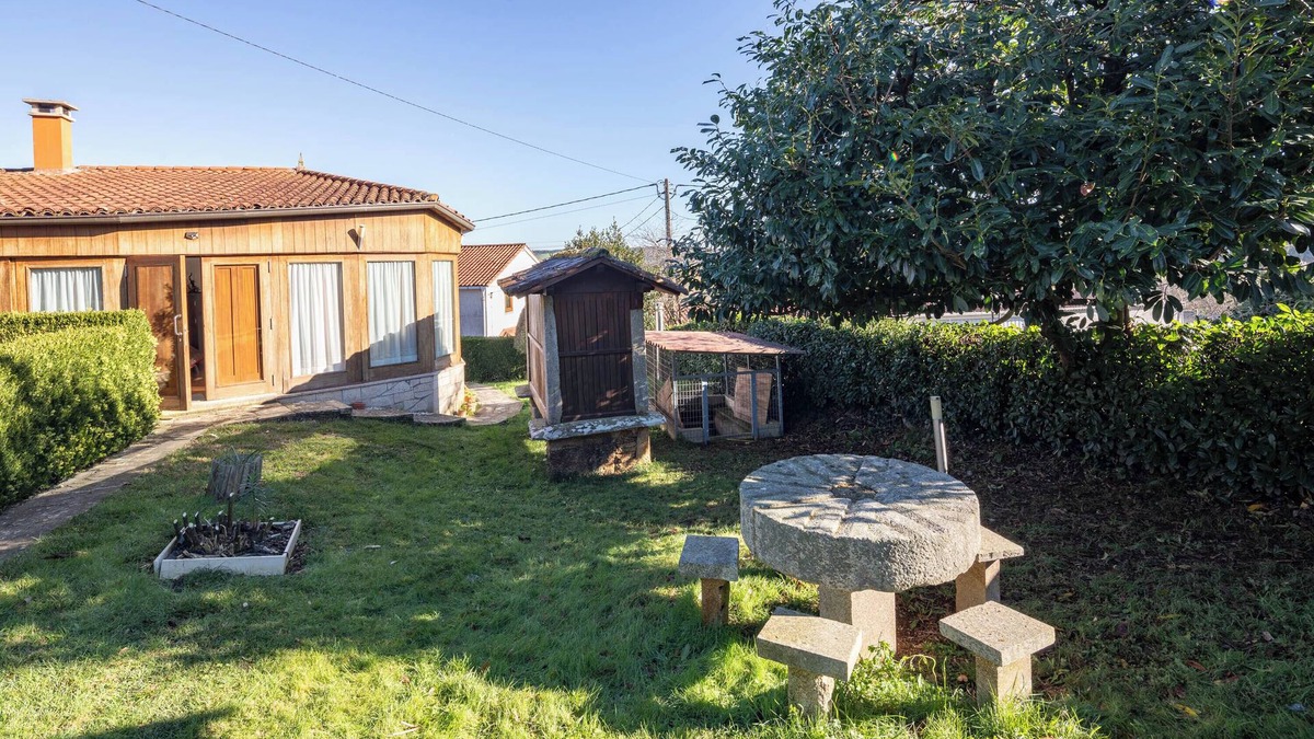 Outeiro House | Country House 'Casa Souto De Abajo' with Shared Garden and Wi-Fi