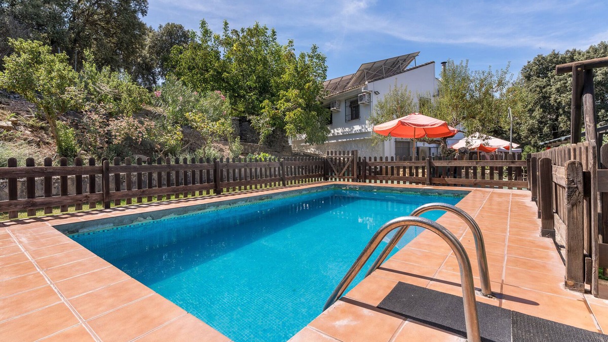 Illora House | Country House 'Cortijo Las Chorreras' with Mountain View, Wi-Fi and Air Conditioning