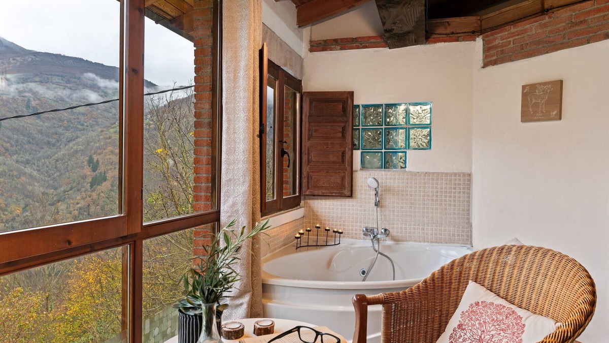 Santa Maria House | Country House 'El Carbayu, Jacuzzi Y Vistas' with Mountain View, Private Terrace and Wi-Fi
