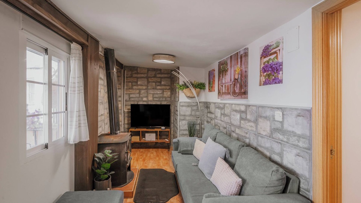 Pedro Bernardo House | Country House 'El Burrito De Gredos' with Balcony, Wi-Fi and Air Conditioning