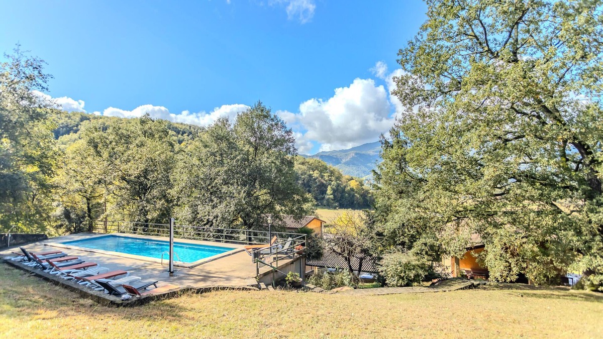 La Vall d'en Bas House | Country House 'Can Guidic' with Mountain View, Private Pool and Wi-Fi