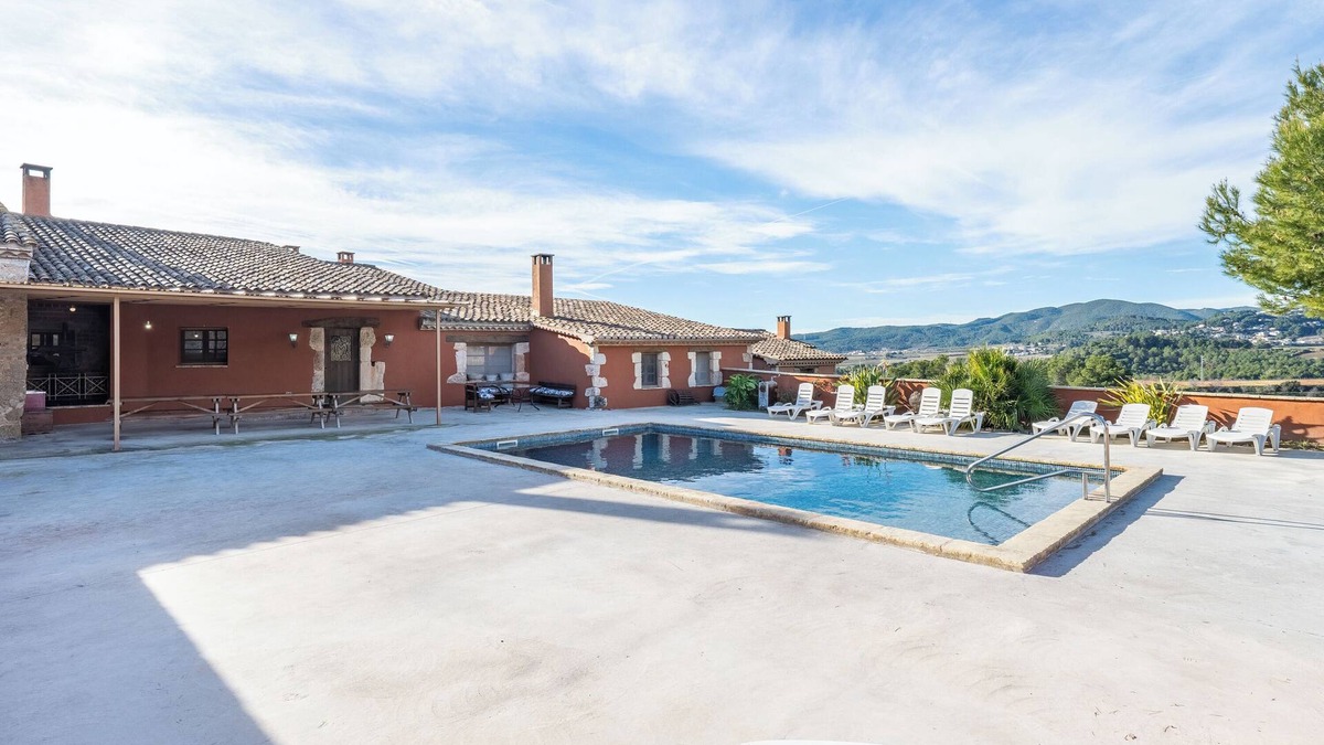 Torrelles de Foix House | Country House 'Can Cruset' with Mountain View, Private Pool and Wi-Fi