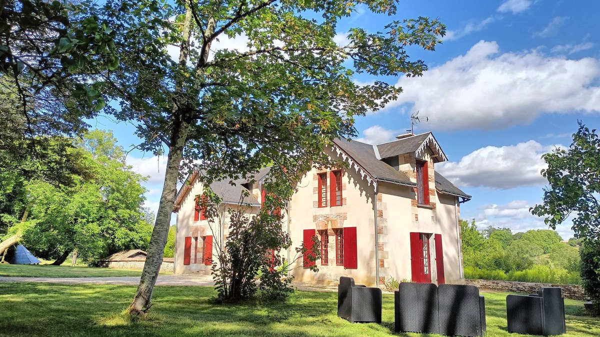 La Chapelle-Baton Cottage | Country House in the Heart of the Wooded Park of a Castle