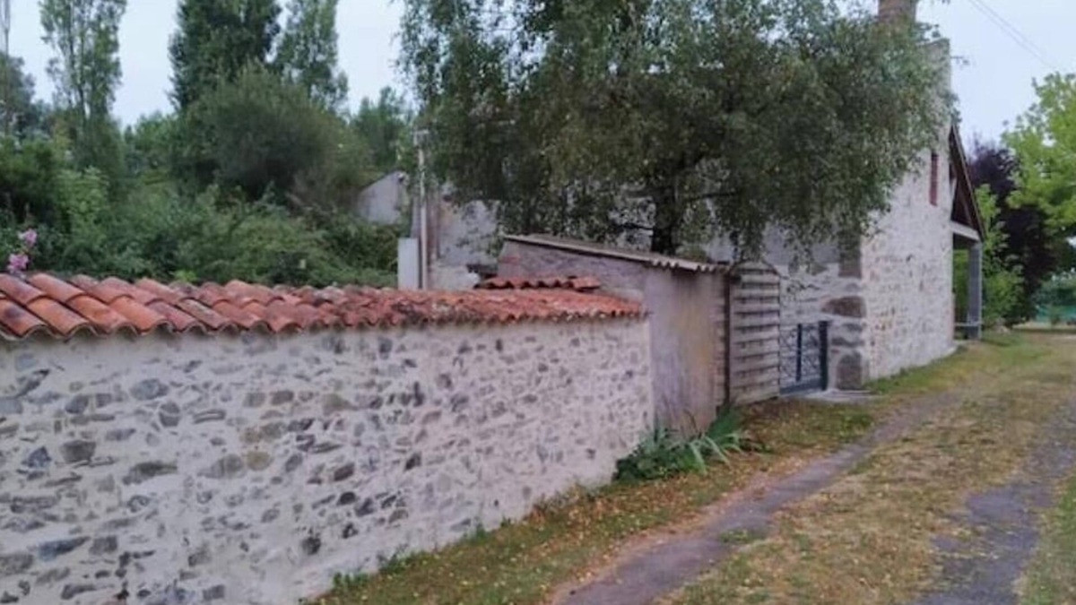 Les Brouzils House | Country house
