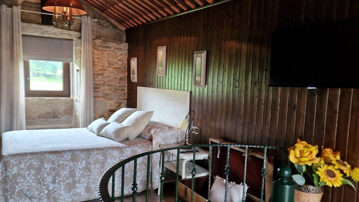 Coristanco Cottage | Country House 'Hórreo' with Private Garden, Balcony and Wi-Fi