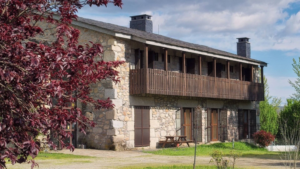 Cobreros House | Country House 'Hospedería El Pico Del Fraile' with Mountain View, Private Terrace and Wi-Fi