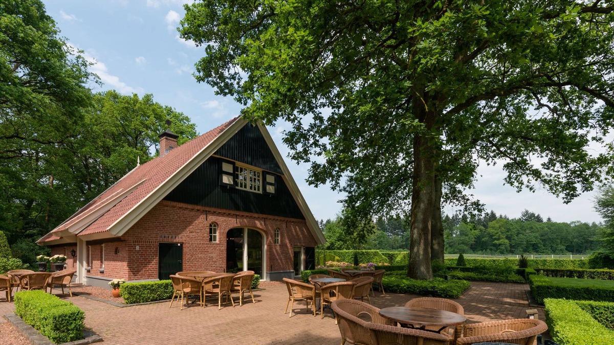 Deurningen Villa | Country house in nature with private bathroom in each room