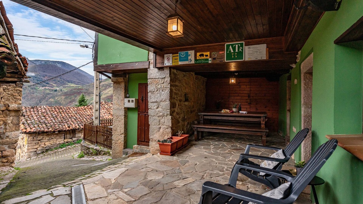 Fresnedo House | Country House 'La Congosta Mágica Aldea De Montaña' with Mountain View, Shared Terrace and Wi-Fi