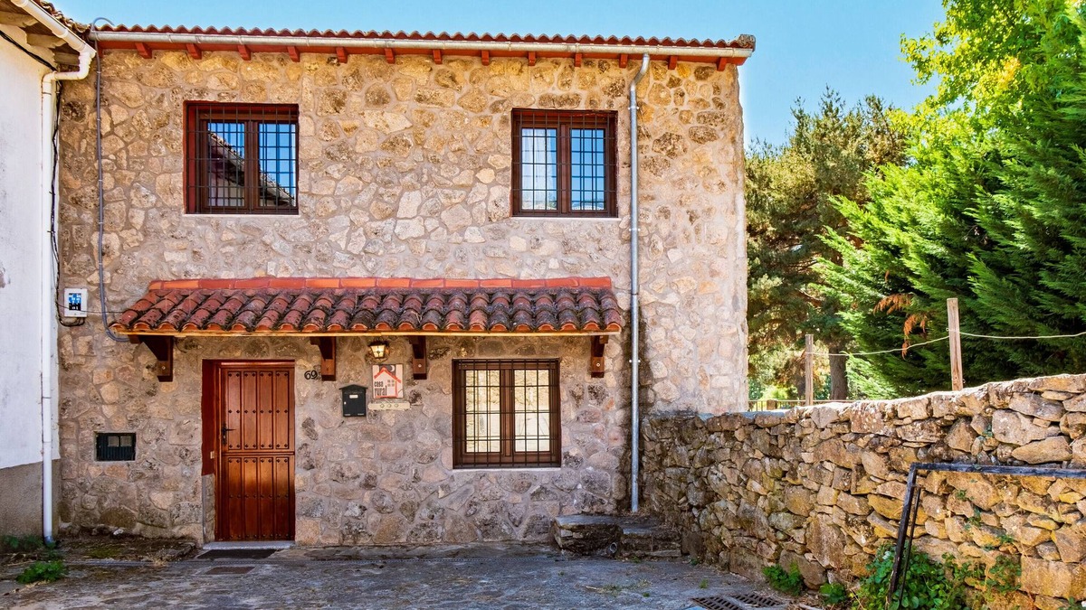Solana de Avila House | Country House 'La Covacha' with Mountain View, Private Garden and Wi-Fi