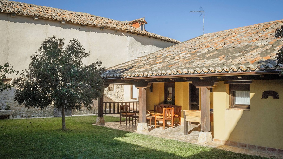 Uruena House | Country House 'La Anunciada' with Lake View and Private Garden