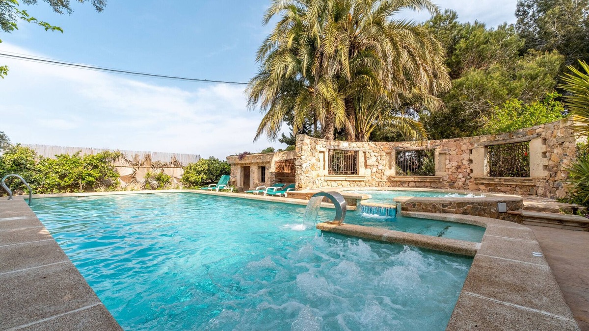 Catral House | Country House 'La Carrasca' with Private Pool, Private Terrace and Wi-Fi
