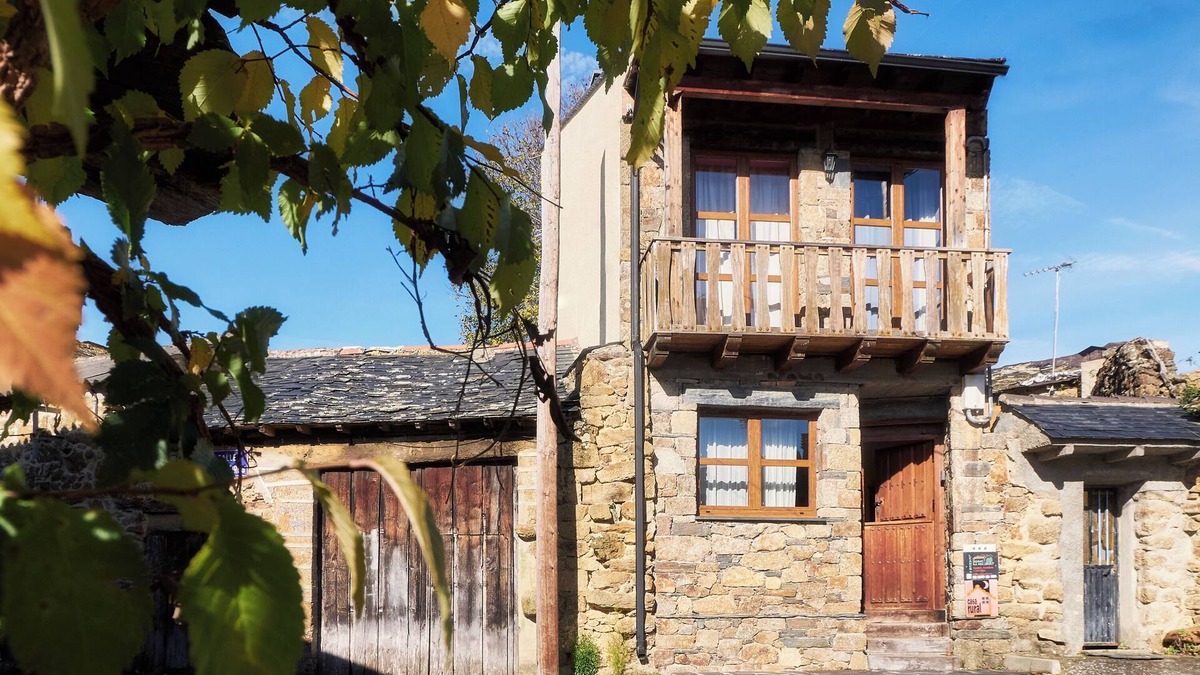 Anta de Rioconejos House | Country House 'La Casa De Anta' with Mountain View, Private Garden and Wi-Fi