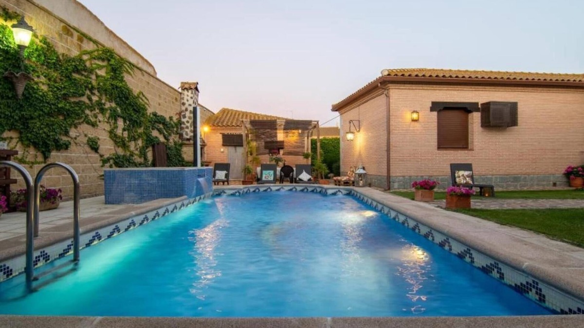 Pulgar House | Country House 'La Casa De Las Flores' with Mountain View, Wi-Fi and Air Conditioning