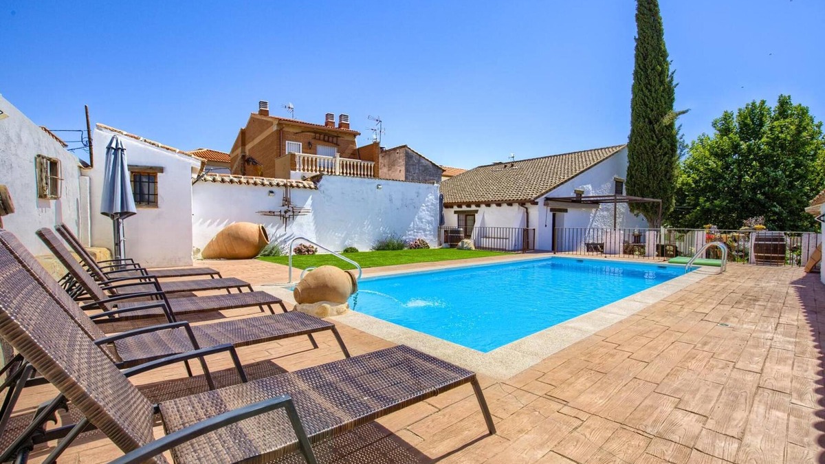 Mentrida House | Country House 'La Casa De La Abuela' with Private Pool, Wi-Fi and Air Conditioning